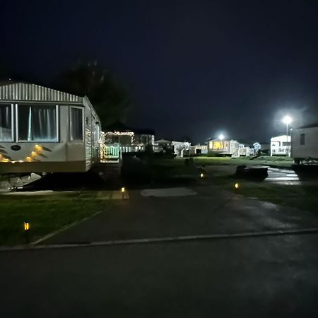 Tattershall Lakes Hot Tub Lodge Breaks エクステリア 写真