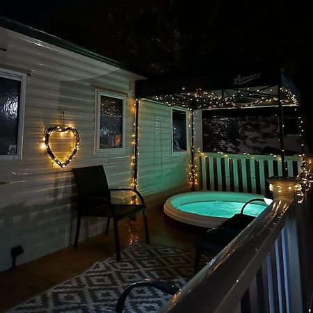 Tattershall Lakes Hot Tub Lodge Breaks エクステリア 写真