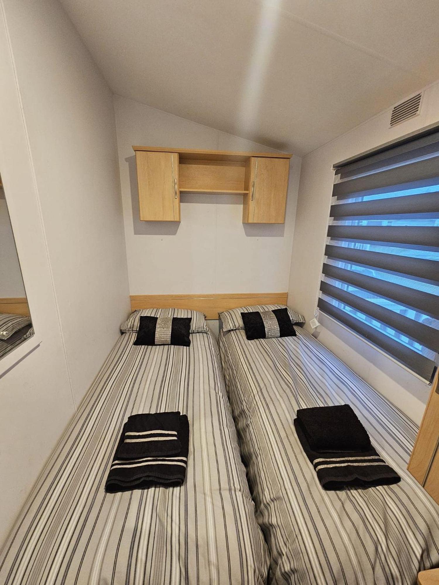 Tattershall Lakes Hot Tub Lodge Breaks エクステリア 写真