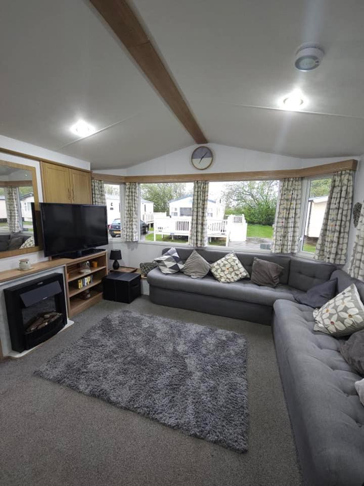 Tattershall Lakes Hot Tub Lodge Breaks エクステリア 写真