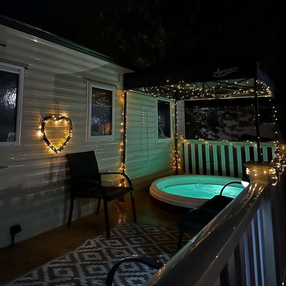 Tattershall Lakes Hot Tub Lodge Breaks エクステリア 写真
